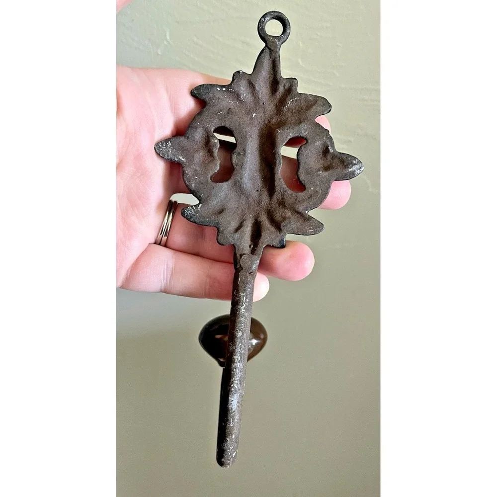The Unbranded Brand antique vintage